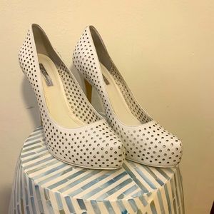 Gently worn BCBGeneration white pumps